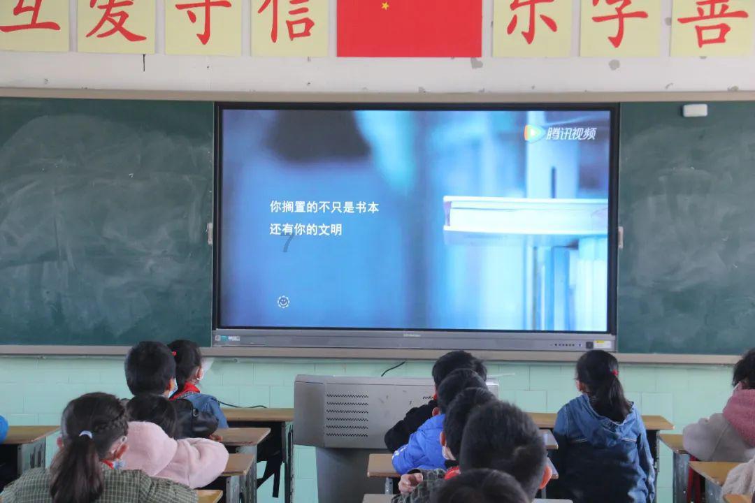 十堰火车站实拍！沉甸甸的行囊装满爱与思念